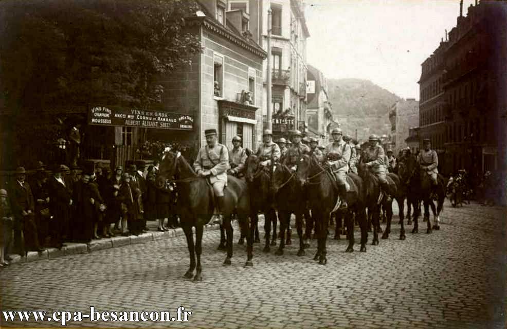 BESANÇON - Place Flore - Cavalcade au profit de la Maison des Étudiants et des Sinistrés des Chaprais - 20 mai 1928 - VIIe Foire exposition comtoise.